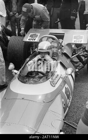 Grand Prix van Nederland 1969 Formule I à Zandvoort une voiture de course avec Jacky Stewart dans la pitstraat Date: 21 juin 1969 lieu: Noord-Holland, Zandvoort mots clés: Pilotes de course, courses automobiles, pitstrates, voitures de course Banque D'Images