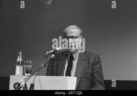 W. F. Hermans avec ses photos a ouvert une exposition photo au Musée Stedelijk le 5 septembre derniers membres (également commissionné Knack); W. F. Hermans à Date: 8 septembre 1986 mots clés: Photos musées, expositions, discours Nom personnel: Hermans, W.F. Banque D'Images