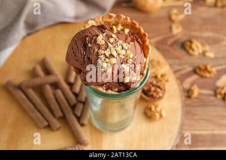 Crème glacée au chocolat sucré et savoureuse dans un verre sur la table Banque D'Images