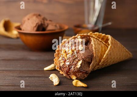 Crème glacée au chocolat sucré et savoureuse sur table en bois Banque D'Images