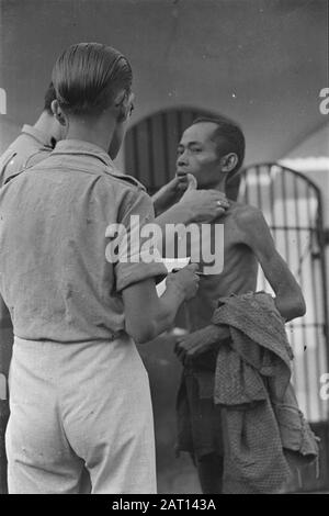 Photo Reportage Palembangs un homme maigre est enquêté par Dutch Annotation: Prison républicaine? Date: 1947 Lieu: Indonésie, Antilles Néerlandaises De L'Est Banque D'Images