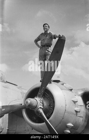 Enregistrements Aviation militaire un mécanicien d'aéronefs se tient sur le chancelier d'un bombardier Mitchell B-25 Date : janvier 1947 lieu : Indonésie, Antilles néerlandaises Banque D'Images