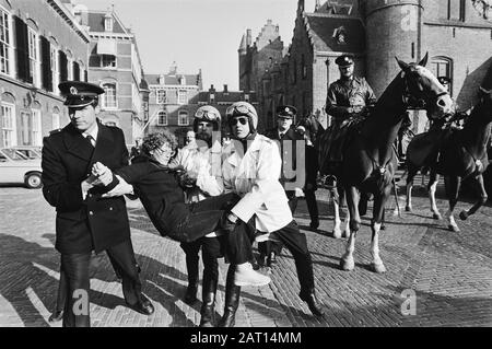 Protestations des femmes au Binnenhof contre les agences d'émancipation une femme est arrêtée Date: 25 octobre 1979 lieu: La Haye, Zuid-Holland mots clés: Arrestations, manifestations, émancipation, police, femmes Banque D'Images