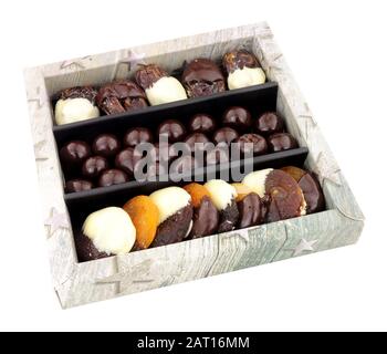 Boîte de fruits secs enrobés de chocolat isolée sur fond blanc Banque D'Images