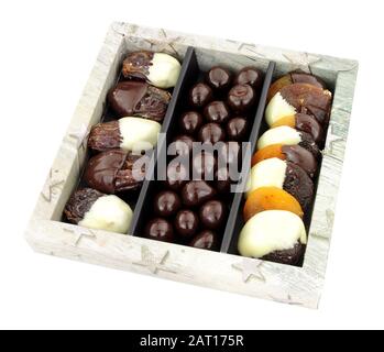 Boîte de fruits secs enrobés de chocolat isolée sur fond blanc Banque D'Images