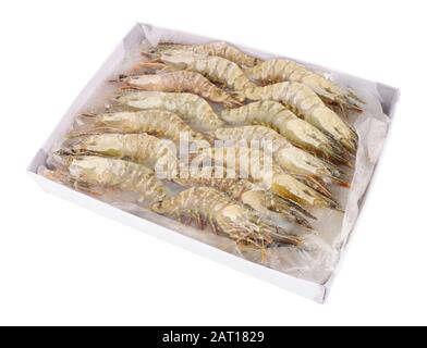Boîte de crevettes tigrées noires brutes congelées isolées sur fond blanc Banque D'Images