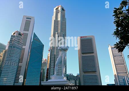 singapour, singapour - 2020.01.24: vue de la place de l'impératrice avec la statue de thomas stamford aux tombolas lieu d'atterrissage sur le bâtiment de bureaux de grande taille Banque D'Images