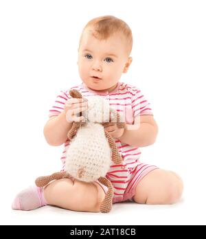 Joli petit bébé avec jouet sur fond blanc Banque D'Images