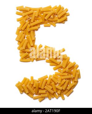 Chiffre arabe '5' des pâtes sèches sur un fond blanc isolé. Motif alimentaire en tubes macaroni. Alphabet lumineux pour les magasins. Banque D'Images