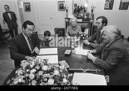 Déclaration de naissance d'une fille de Christina par Jorge Guillermo à l'Hôtel de Ville d'Utrecht De gauche à droite Jorge Guillermo, Bernardo, Princess Juliana, Unknown, Maire vos-van Gortel Date: 13 octobre 1981 lieu: Utrecht, Utrecht mots clés: Déclarations, maires, princesses, mairie Nom personnel: Guillermo, Bernardo, Guillermo, Jorge, Juliana, princesse, vos-van Gortel, M.W.M. Banque D'Images