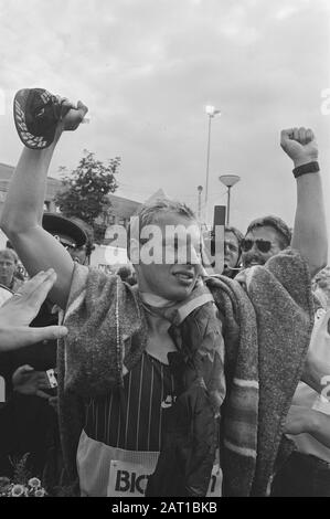 Triathlon européen à Almere; gagnant George Stam après la fin Date: 17 août 1985 lieu: Almere, Flevoland mots clés: Gagnants, triathlon Nom personnel: George Tribe Banque D'Images