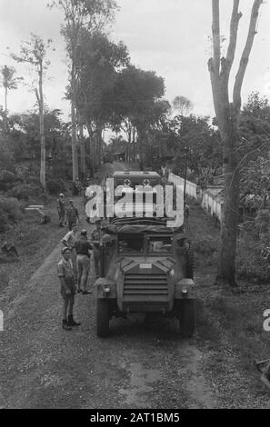 Garoet. Actions de purification environnement Tjibatoe et Wanaraja Wanaraja. Une colonne de la Croix-Rouge à proximité de Tjibatoe. Les remerciements de la population sont grands, mais une sécurité des soldats est encore nécessaire contre les gangs infiltrés, qui sont en train de saboter chaque bâtiment, parce que avec l'avènement de l'ordre et de repos leur rôle est joué Date: 15 octobre 1947 lieu: Indonésie, Java, Pays-Bas Indes de l'est Banque D'Images