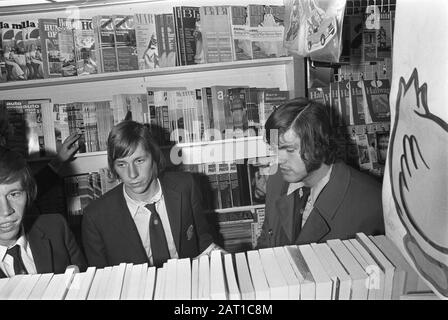 Elftal Ajax part à Dresde (Allemagne de l'est), Schiphol Date : 27 septembre 1971 mots clés : équipes, sports, football Nom de l'institution : AJAX Banque D'Images