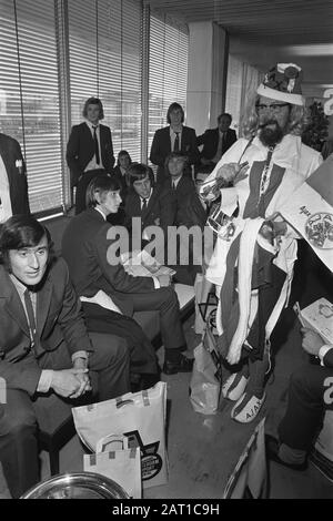 Elftal Ajax part à Dresde (Allemagne de l'est), Schiphol Date : 27 septembre 1971 mots clés : équipes, sports, football Nom de l'institution : AJAX Banque D'Images