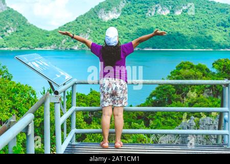 Vue arrière de la femme de bonheur à la célèbre Emeraude d'eau salée à Thale Nai sur l'île de Koh Mae Ko point de vue sur le beau paysage de la nature de Blue Lagoon Banque D'Images