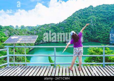 Vue arrière de la femme de bonheur à la célèbre Emeraude d'eau salée à Thale Nai sur l'île de Koh Mae Ko point de vue sur le beau paysage de la nature de Blue Lagoon Banque D'Images