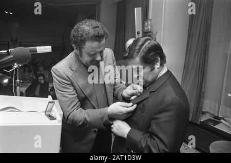 Stichting Conamus présente les harpes d'or pour la musique légère Eli Asser (à gauche) Willy Alberti fait le prix le 12 novembre 1973 mots clés : cabarets, prix de la musique, chanteurs nom De La Personne : Alberti, Willy, Asser, Eli Banque D'Images