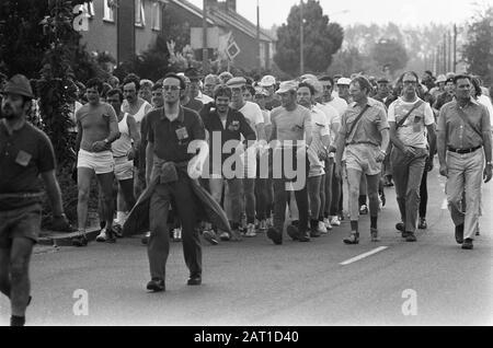 Les 59ème Quatre Jours de Nimègue en 1975 Groupe De Randonneurs en ligne sur la route Date: 15 juillet 1975 lieu: Gueldre mots clés: Promenades, randonneurs, randonnée pédestre Banque D'Images
