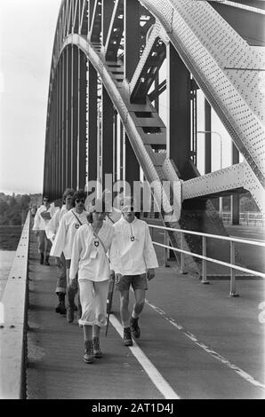 Les 59ème Quatre Jours de Nimègue en 1975 Groupe De Randonneurs sur le Waalbrug Date: 15 juillet 1975 lieu: Gelderland, Nimègue, Waalbrug mots clés: Ponts, visites de pieds, randonneurs, sports de randonnée Nom de l'institution: Waalbrug Banque D'Images