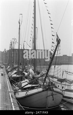 Sail Amsterdam 700 Quelques-uns des quatre cents bateaux de voile sont amarrés dans le port naval, avec en arrière-plan le Musée maritime actuel Date: 13 août 1975 lieu: Amsterdam, Noord-Holland mots clés: Ports, drapeaux, voiliers Nom de l'établissement: Sail Banque D'Images