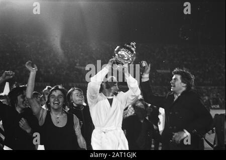 AJAX contre Sparta 2-1 coupe finale ronde honorifique après le match Date: 19 mai 1971 lieu: Amsterdam, Noord-Holland mots clés: Sport, supporters, football, football joueurs de football Nom de l'institution: AJAX, Sparta Banque D'Images