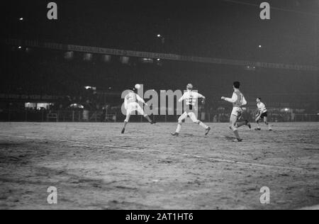 Coupe Europa 1. Feyenoord contre Reims 1-1. Moments de jeu Date: 13 mars 1963 lieu: Rotterdam, Hollande-Méridionale mots clés: Sport, football Nom de l'institution: Feyenoord Banque D'Images