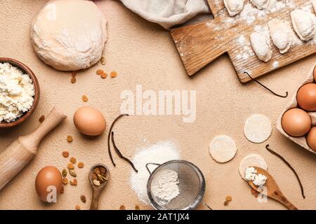 Composition avec des boulettes et des ingrédients crus sur fond de couleur Banque D'Images