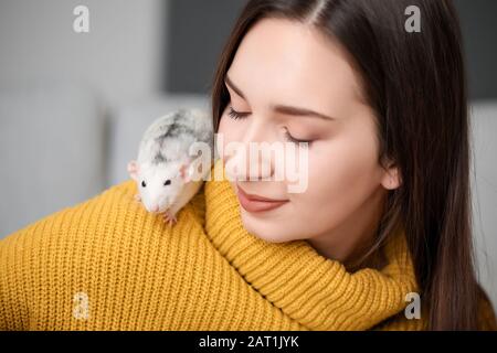 Jeune femme avec mignonne rat à la maison Banque D'Images