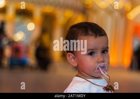 Jolie petite fille dans le Global Village à Dubaï, Emirats arabes Unis, le soir. Banque D'Images