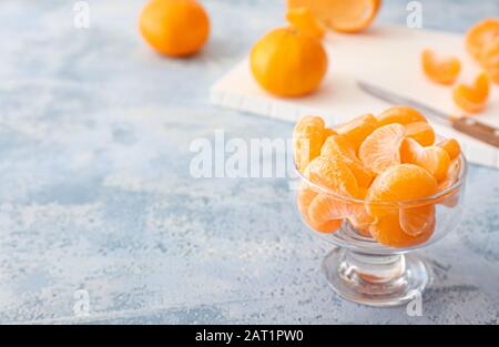 Bol à dessert avec segments de mandarine douce sur fond de couleur Banque D'Images