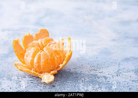 Mandarine douce pelée sur fond de couleur Banque D'Images