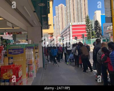 Hong Kong - 30 janvier 2020: Les gens attendent le masque après l'annonce d'un magasin, ils ont une petite quantité de masques à vendre. Après l'éclosion de coronavirus de wuhan en chine, l'offre de masques est en pénurie à hong kong Banque D'Images