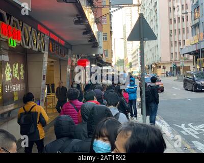 Hong Kong - 30 janvier 2020: Les gens attendent le masque après l'annonce d'un magasin, ils ont une petite quantité de masques à vendre. Après l'éclosion de coronavirus de wuhan en chine, l'offre de masques est en pénurie à hong kong Banque D'Images