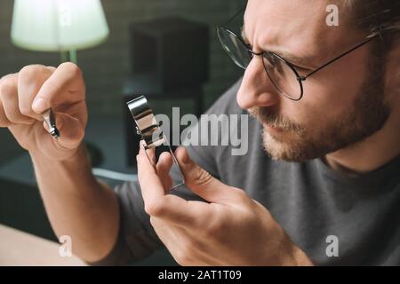 L'examen en atelier de pierre gemme bijoutier Banque D'Images