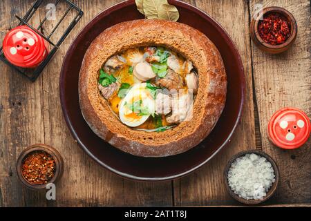 Soupe traditionnelle polonaise Zurek, dans un pain.plat national de cuisine polonaise. Banque D'Images