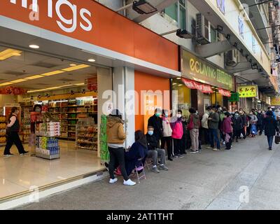 Hong Kong - 30 janvier 2020: Les gens attendent le masque après l'annonce d'un magasin, ils ont une petite quantité de masques à vendre. Après l'éclosion de coronavirus de wuhan en chine, l'offre de masques est en pénurie à hong kong Banque D'Images