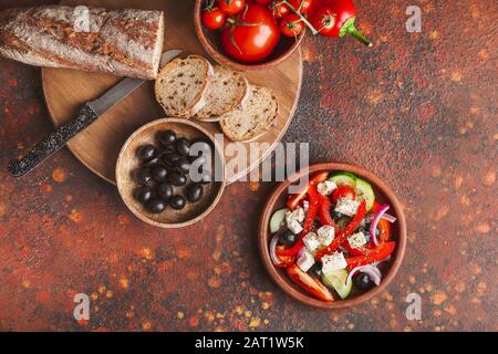 Composition avec salade grecque fraîche sur table Banque D'Images