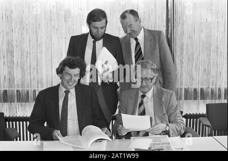 La ces (Confédération européenne des syndicats) a déclaré la première semaine de novembre comme semaine d'action de la santé industrielle, Date : 15 octobre 1980 mots clés : conférences de presse, syndicats Nom de l'institution : CNV Banque D'Images