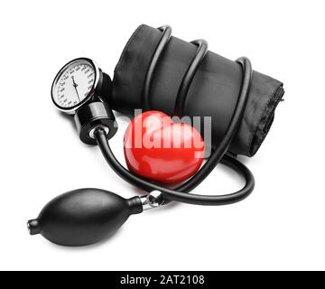 Sphygmomanomètre avec cœur rouge sur fond blanc Banque D'Images