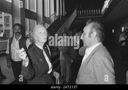 F. Rost van Tonningen-Heubel, veuve de l'ancien chef de la NSB, avant l'ouverture de l'appel concernant la possession de littérature antisémite Date : 2 octobre 1986 lieu : Arnhem, Gueldre Nom personnel : Rost van Tonningen-Heubel, Florrie Banque D'Images