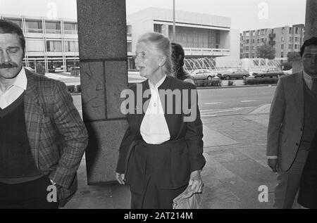 F. Rost van Tonningen-Heubel, veuve de l'ancien chef de la NSB, avant l'ouverture de l'appel concernant la possession de littérature antisémite Date : 2 octobre 1986 lieu : Arnhem, Gueldre Nom personnel : Rost van Tonningen-Heubel, Florrie Banque D'Images