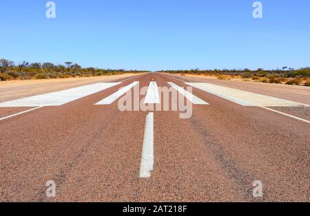 Royal Flying Doctors Service (RFDS), piste d'atterrissage d'urgence sur la Stuart Highway, Australie méridionale, Australie méridionale, Australie Banque D'Images