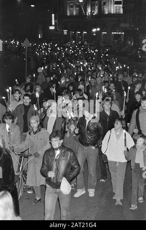Défilé de chalumeau au Rokin à Amsterdam, en mémoire de John Lennon; environ 1000 personnes ont participé Date: 12 décembre 1980 lieu: Amsterdam, Noord-Holland mots clés: Parades de Torchlight Banque D'Images