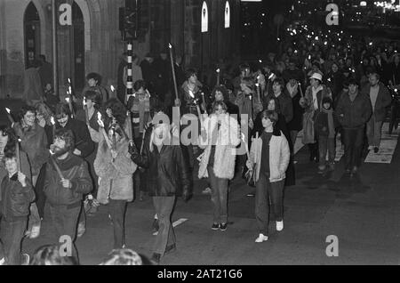 Défilé de chalumeau au Rokin à Amsterdam, en mémoire de John Lennon; environ 1000 personnes ont participé Date: 12 décembre 1980 lieu: Amsterdam, Noord-Holland mots clés: Parades de Torchlight Banque D'Images