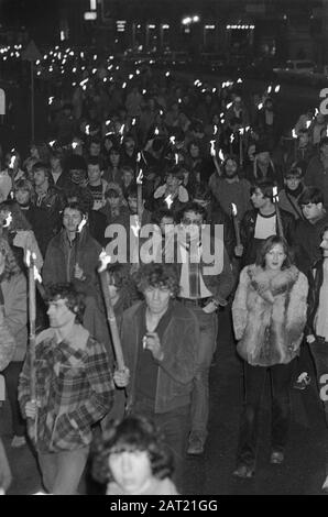 Défilé de chalumeau au Rokin à Amsterdam, en mémoire de John Lennon; environ 1000 personnes ont participé Date: 12 décembre 1980 lieu: Amsterdam, Noord-Holland mots clés: Parades de Torchlight Banque D'Images