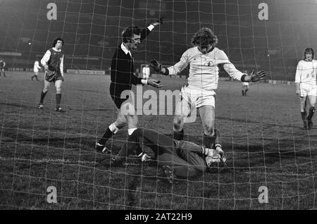 FC Amsterdam contre FC Koln 2-3 (coupe de l'UEFA); Jansen (debout) gardien de but blessé Schumacher, arbitre gauche Thomas, Schumacher blessé à la date: 19 mars 1975 mots clés: Sport, football Nom personnel: Thomas Nom de l'institution: FC Amsterdam, coupe de l'UEFA Banque D'Images