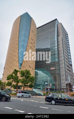 Osaka, JAPON - 14 OCTOBRE 2019 : vue sur les deux tours modernes du centre d'Osaka : le NHK Osaka Hall et le Musée d'histoire d'Osaka. J Banque D'Images