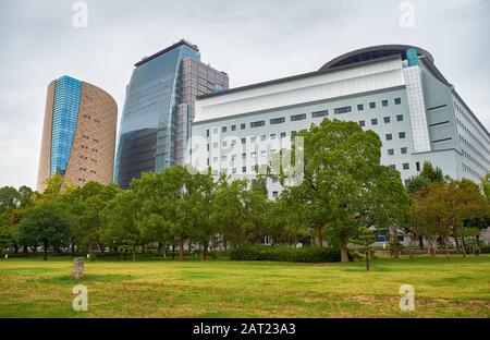 Osaka, JAPON - 14 OCTOBRE 2019 : bâtiments centraux d'Osaka (NHK Osaka Hall; Musée d'histoire et quartier général de la police préfectorale) tels qu'ils sont vus du Banque D'Images