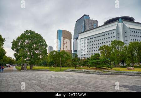 Osaka, JAPON - 14 OCTOBRE 2019 : bâtiments centraux d'Osaka (NHK Osaka Hall; Musée d'histoire et quartier général de la police préfectorale) tels qu'ils sont vus du Banque D'Images