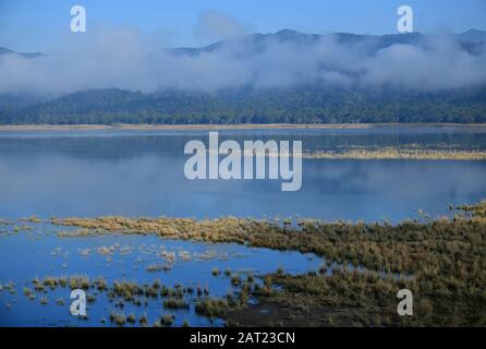 Vue sur la rivière Ramganga dans la brume du matin. Dhikala, Parc National De Jim Corbett, Inde Banque D'Images